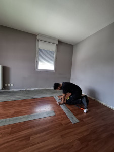 Photo de galerie - ✅ Pose de parquet flottant en PVC réalisée pour notre cliente Malaurie.
Un travail propre, bien fini et adapté à ses besoins.
