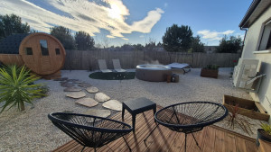 Photo de galerie - Réalisation et aménagement extérieur avec terrasse bois, jardinière et pose de graviers 