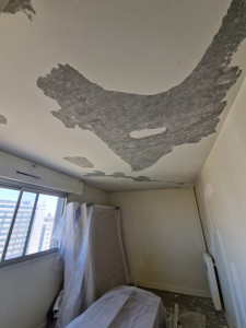 Photo de galerie - Plafond chambre après grattage