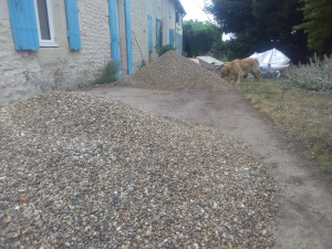 Photo de galerie - Pose graviers dans une allée