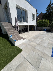 Photo de galerie - Réalisation d’une terrasse dalle sur plot 