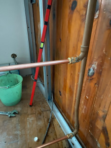 Photo de galerie - Mise en place de raccord entre tuyaux aciers pour repasser en cuivre.