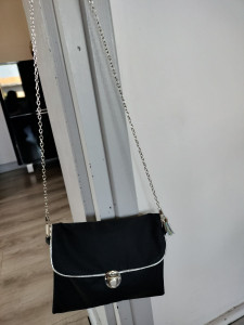 Photo de galerie - Petit sac bandoulière pour cérémonie 