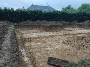 Photo de galerie - Terrain à niveler après terrassement — Environ 100 m² de surface.
Le terrain a été décaissé récemment, reste à faire le nivellement et la préparation pour la suite (gazon, aménagement...).
Accès dégagé pour matériel type mini-pelle ou motoculteur.