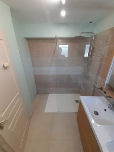 Photo de galerie - Réalisation d'une salle de bain.
pose bac a douche avec faience et pose d' un meuble vasque avec double vasque et miroir.