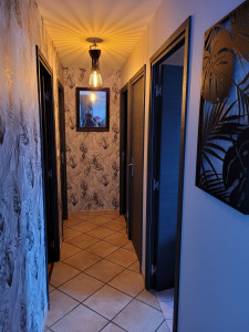 Photo de galerie - Tapisseries et peinture dans un couloir 