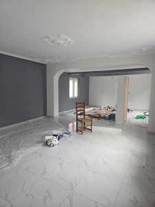 Photo de galerie - Peinture des murs d'une maison en gris .