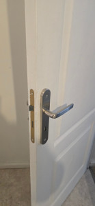 Photo de galerie - Pose de nouvelles poignées de porte avec serrure pour fermeture intérieure-extérieure 