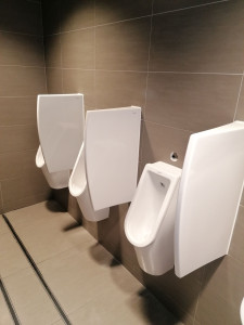 Photo de galerie - Pose d'urinoirs plus pare-urinoirs aéroport Nice Côte d’Azur. 