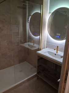 Photo de galerie - Création d'une salle de bain complète à partir d'une salle de bain ancien à une salle de bain moderne actuelle. 