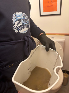 Photo de galerie - Après un nettoyage complet d'un canapé en 5 étapes : aspiration poussières, spray détachant + brossage, injection-extraction, séchage, traitement anti-acariens.