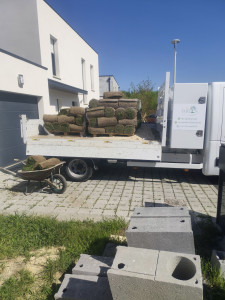 Photo de galerie - Livraison et pose de gazon en plaque chez le client 