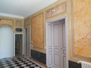 Photo de galerie - Restauration des faux marbre et mise en peinture porte et plafond 