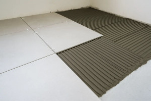 Photo de galerie - Pose de carrelage réalisée par mes soins, avec application soignée à la spatule crantée et alignement précis des carreaux grâce aux croisillons. Résultat propre et professionnel.

