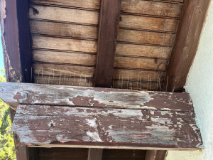 Photo de galerie - Installation de pics anti-pigeons sur poutre sous toiture 