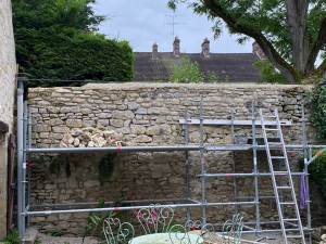 Photo de galerie - Maçonnage d’un mur en moellons et création d’un chapeau de mur en  demi rond à la chaux 
