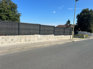 Photo de galerie - Pose de clôture après maçonnerie 