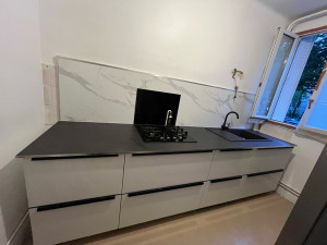 Photo de galerie - Montage complet de meubles de cuisine chez un particulier avec mon cousin : installation des caissons, plan de travail, évier et plaque de cuisson. Travail soigné, propre et fonctionnel, avec un rendu moderne et esthétique