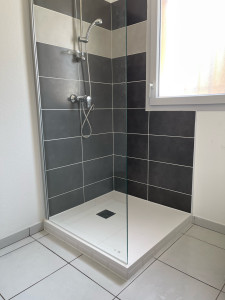 Photo de galerie - Pose receveur et paroie de douche sur douche à l’italienne + finitions carrelage contour receveur 