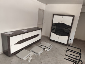 Photo de galerie - Montage d'une vitrine, bahut, table et six chaises 