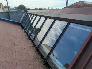 Photo de galerie - Nettoyage de vitres sur toiture.