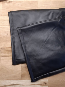 Photo de galerie - Ourlets de pantalon en simili cuir