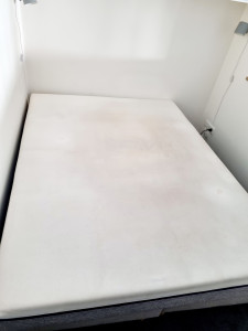 Photo de galerie - Le même matelas après nettoyage toujours humide 
