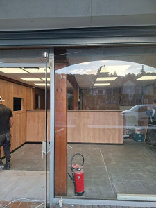 Photo de galerie - Une pose de parquet décoratif mural  réalisation d un passe plat et conception du comptoire caisse 