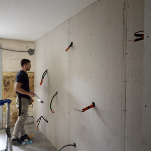 Photo de galerie - Rénovation complète d'une maison - Cuisine - Vissage des plaques, sorties des gaines électriques