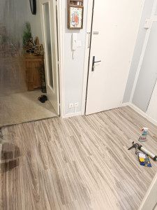 Photo de galerie - Pose de parquet + silicone finition 