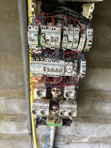 Photo de galerie - Installations électriques dangereuse et non conforme dépose total et suppression de la dite installation 