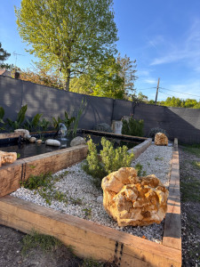 Photo de galerie - Création d’un bassin d’ornement avec terrassement, pose du géotextile et de la bâche, installation du substrat et du système de filtration. Aménagement des abords avec végétalisation et pose de calcaire concassé pour une finition naturelle et esthétique.