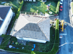 Photo de galerie - Pose de tuiles en cours