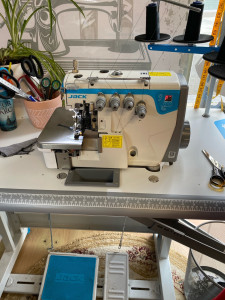 Photo de galerie - Machines professionnelles industrielles. Ourlets • Retouches • Réparations • Repassage Travail soigné et sérieux.