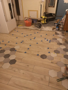 Photo de galerie - Rénovation Pose carrelage imitation parquet 20x120 avec carreaux de ciment hexagonaux et motif nid d'abeille 