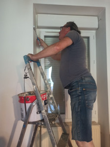 Photo de galerie - Peinture encadrement fenêtre au petit rouleau.