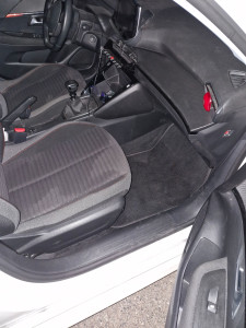 Photo de galerie - Nettoyage intérieur effectué avec shampooineuse et aspirateur : extraction des taches, nettoyage des sièges, tapis et moquettes, élimination des miettes et saletés pour un habitacle propre et rafraîchi.