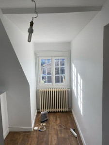 Photo de galerie - Rénovation cage escalier palier . suite . (ratissage murs plafond complet ,ponçage ,peinture velours )