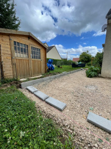 Photo de galerie - Pose de bordurettes béton pour délimiter la futur terrasse 