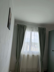 Photo de galerie - Installation des supports, fixation et mise en place des rideaux. Travail propre et soigné. Disponible pour vos installations.