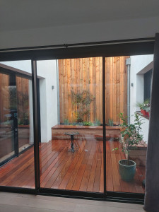 Photo de galerie - Terrasse et banquettes en Ipe , bardage pin et jardinière .