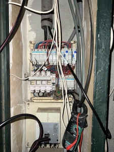 Photo de galerie - Installation détecteur de mouvement dans résidence partie commune 