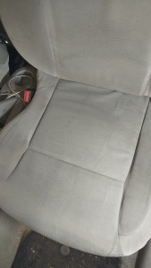 Photo de galerie - Bonjour voici l'après nettoyage d'un siège de clio 
n'hésitez pas à me contacter pour du nettoyage automobile on travaille aussi à votre domicile 