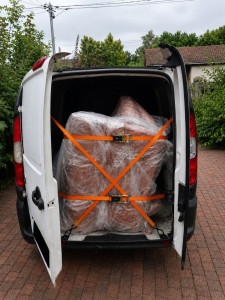 Photo de galerie - Transport de mobilier avec protection et sécurisation du chargement. Meubles soigneusement emballés et sanglés pour assurer un transport dans les meilleures conditions.