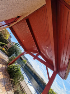 Photo de galerie - Rénovation d'une boiserie sous avancer.