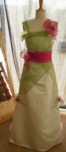 Photo de galerie - Mariage : 
Robe simple en soie écrue pouvant être portée sans accessoire après le mariage. Accessoires sur la robe en sisal vert pomme et fuschia, dans le thème du mariage, orchidées en soie.