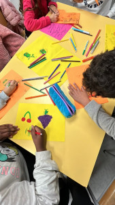 Photo de galerie - Activité manuelle sur le thème fruits et légumes avec les enfants.