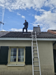 Photo de galerie - Application d'un produit nettoyant antimous professionnaliser pour les toiture de maison traitement antimous par pulvérisation✅️