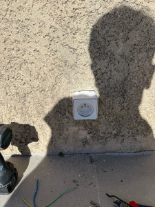 Photo de galerie - Rajout d’une prise extérieur ( perçage de l’extérieur à l’intérieur, tirer l’alimentation de l’intérieur de la maison amener à l’extérieur et pose de prise)