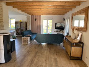 Photo de galerie - Séjour rénové entièrement. Carrelage, enduit, peinture, parement, électricité, ponçage, etc..